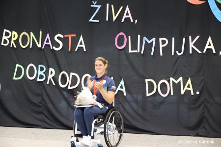 Nepozaben sprejem za bronasto Živo Lavrinc v rodnem Kamniku  (12)
